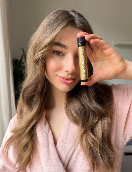 Vrouw met een Smart Collagen-shotje