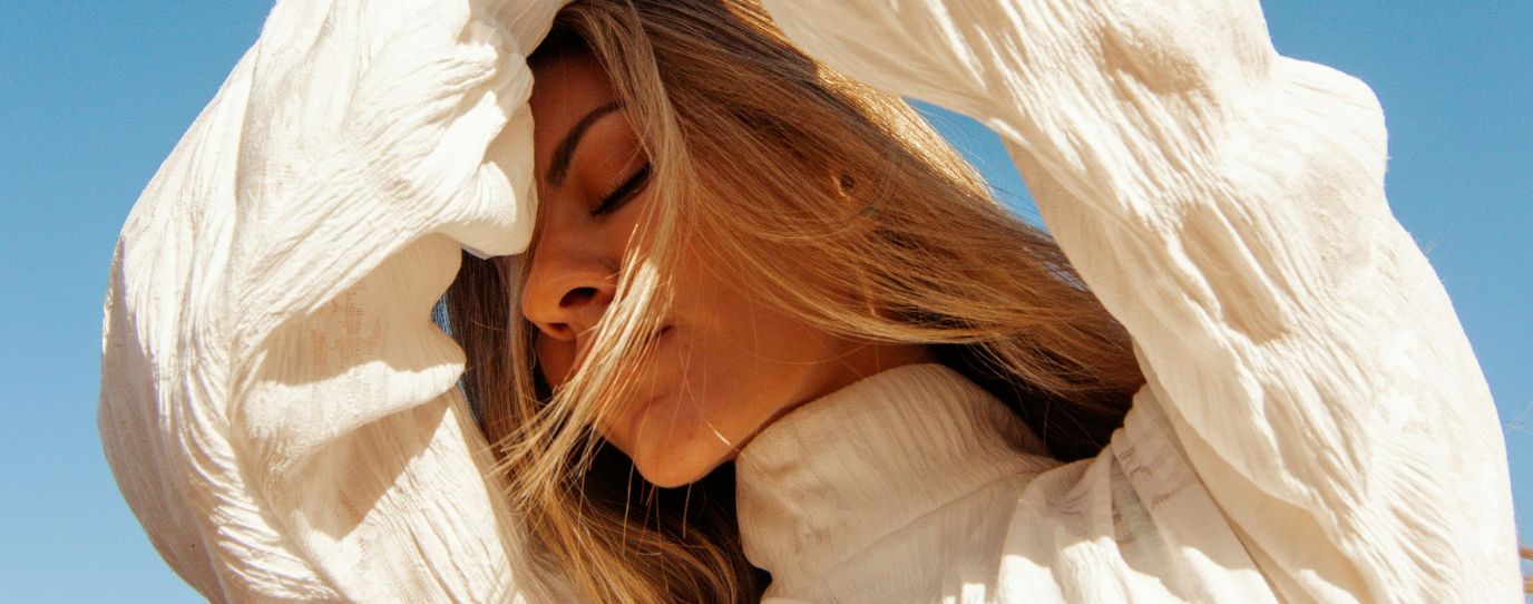 Femme 35-50 ans, lumière naturelle, sérénité après le repas